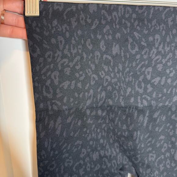 SPANX Look At Me Now Seamless Black Leggings Cheetah Animal Print Size Medium - Picture 5 of 5